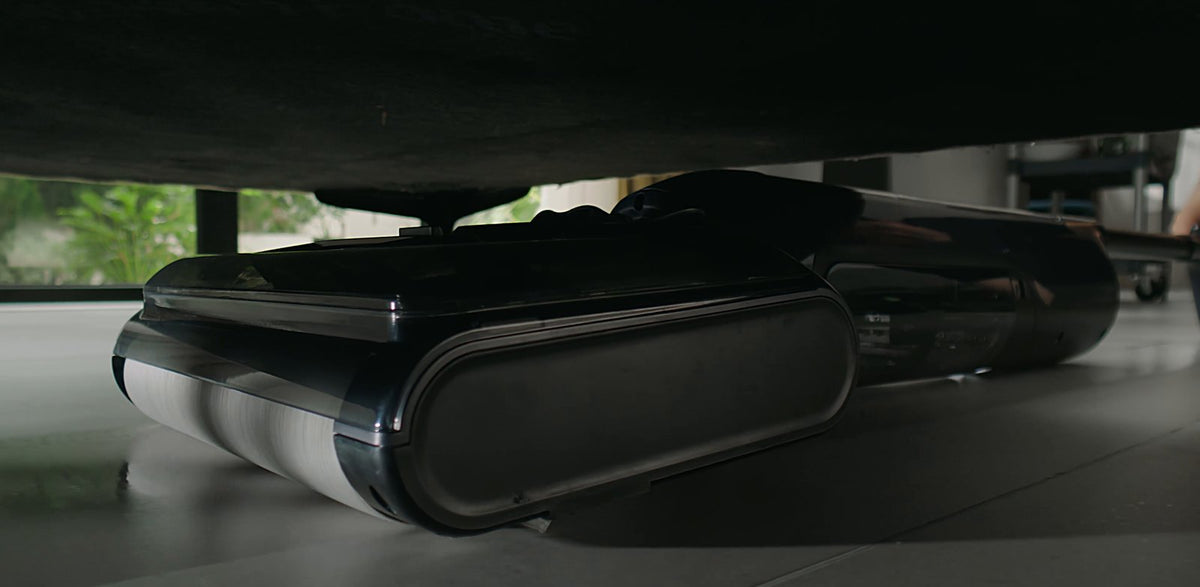 AquaCore 1 ligger fladt og kører ind under en sofa